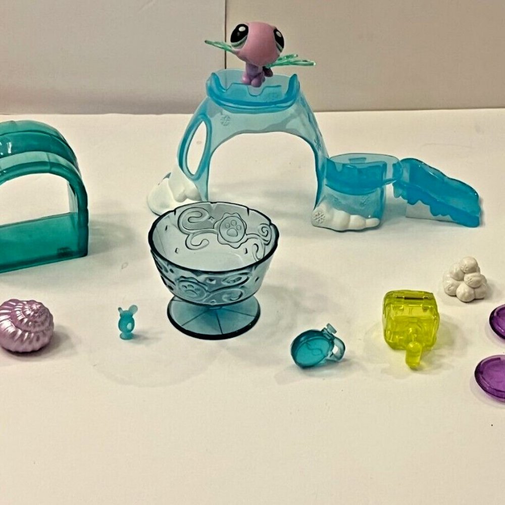 Authentic Littlest Pet Shop Artic Winter Snow Fun Playset Lot Set